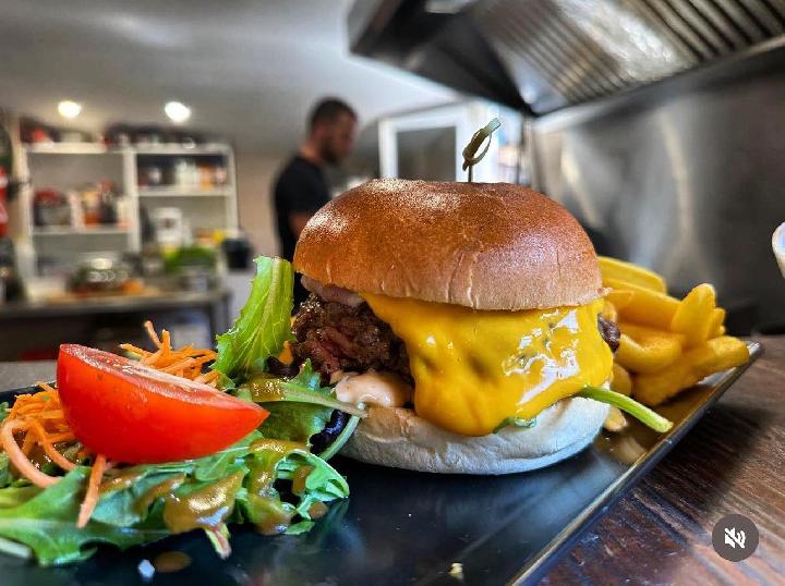Burger cheddar maison dans le 84 (Vaucluse)
