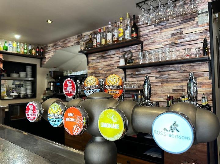 Intérieur du bar BDB à Cadenet