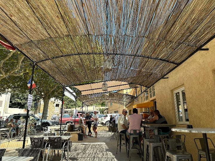 La terrasse du PMU de Cadenet la journée