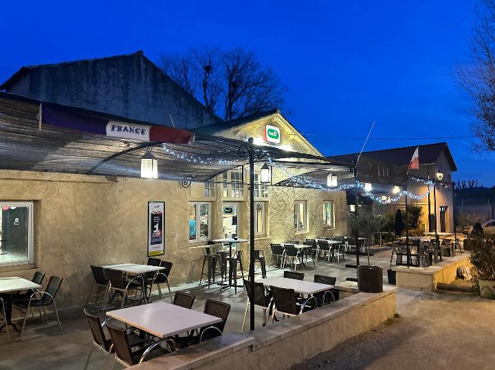 La terrasse de La Brasserie des Boules le soir