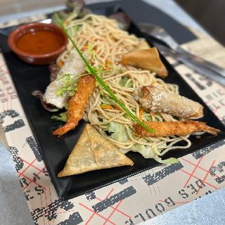 Nems et samoussas à la Brasserie restaurant de Cadenet
