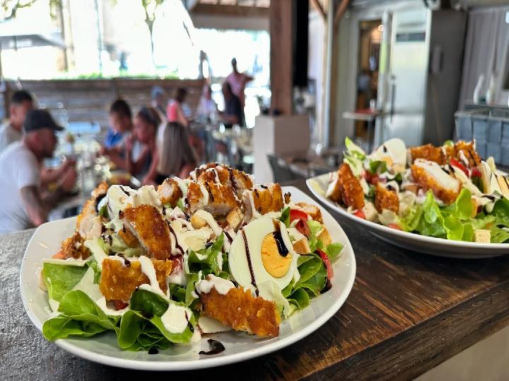 Salade Cesar au Restaurant à Cadenet